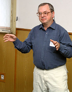 Miroslav Malovec prelegas pri la enretigo de la Enciklopedio de Esperanto. (Fotis Petr Chrdle)