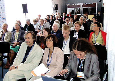 La publiko (Fotis Halina Komar)