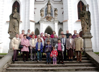 Partoprenantoj antau Abateja Preghejo de Naskigho de Maria