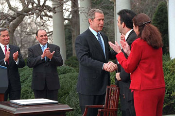 George W. Bush kun latinidaj politikistoj antau la Blanka Domo (WHITE HOUSE PHOTO/DAVID SCULL)