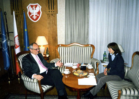 Jaroslaw Czubinski interparolas kun Halina Gorecka (Fotis AlKo)